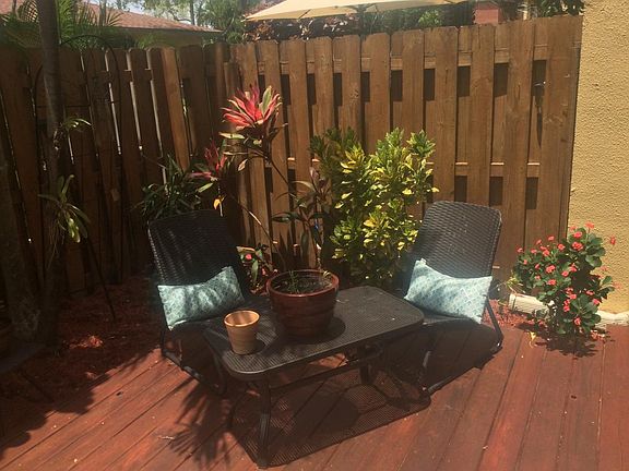 Private fenced back yard lounging, BBQ area