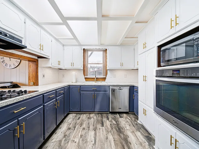 411 N Oak Ave — Photo 17