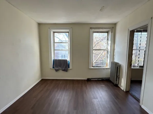 393 Montauk Avenue image 5 of 7