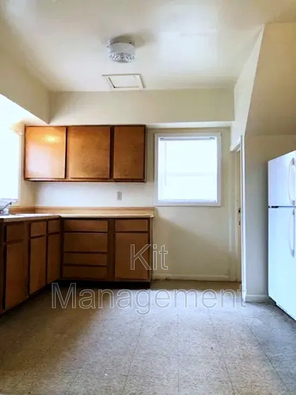 Charming 3-Bed Home with Fenced Yard South End of Toledo 842 Toronto Avenue — Photo 1