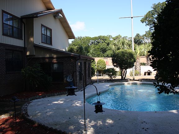 Backyard w/flag pole