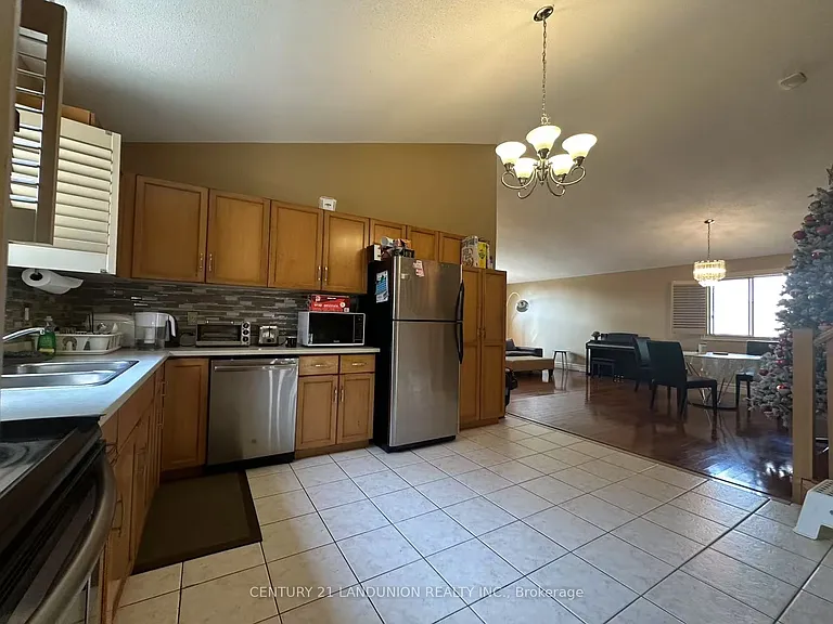 104 Hepburn Cres — Photo 6