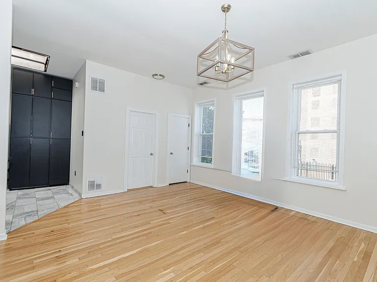 1024 N Western Ave #2 — Photo 3