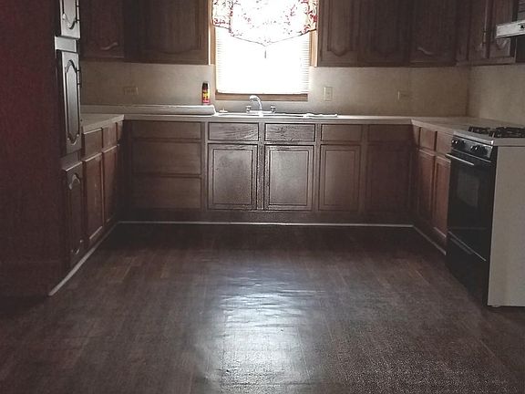 3rd image of 604 E Sammy Kershaw St