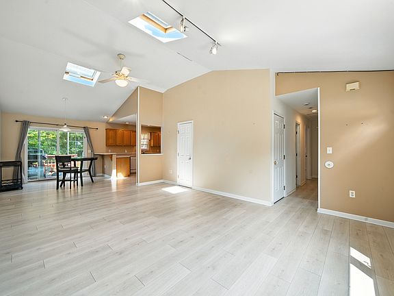 4th image of 571 Starlight Dr