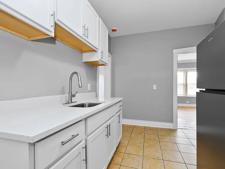 7556-58 S. Calumet Ave. / 320-28 E 76th St. — Photo 13