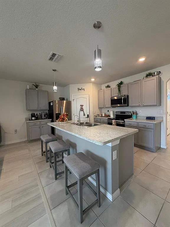 4 bed, 2.0 bath, 1851 sqft, $2,200 — Photo 3