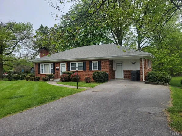 1239 Oakwood St, Bedford, VA 24523
