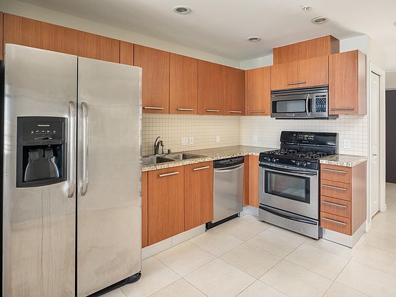 5th image of 825 W Beech St Unit 403