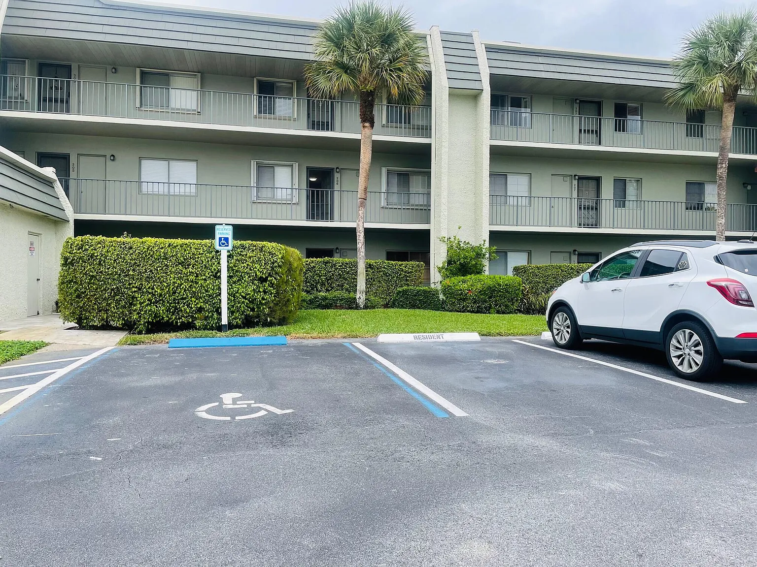 3 bed, 2.0 bath, 1253 sqft, $1,999 — Photo 2