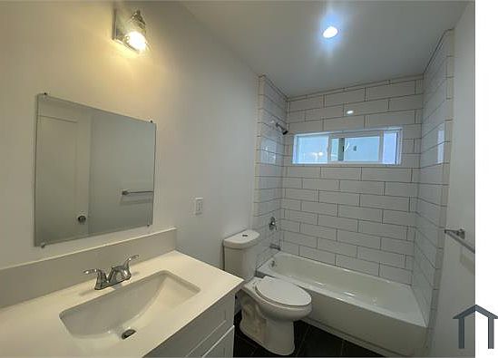 4th image of 4061 S Budlong Ave
