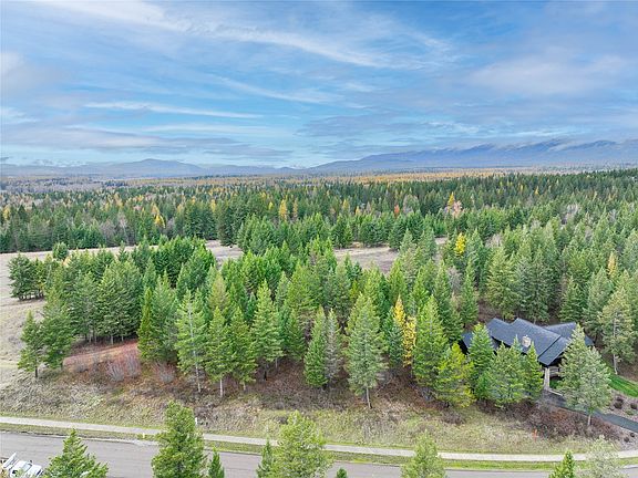 3rd image of 174 Gleneagles Trl