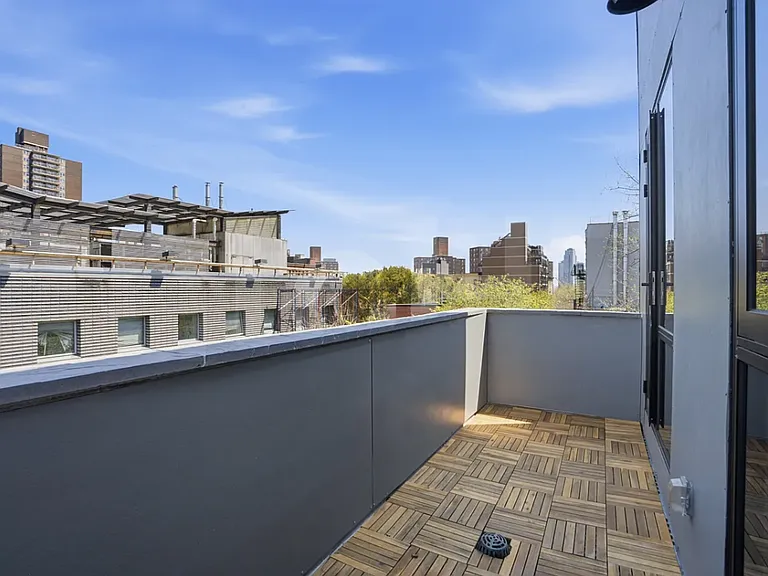 356 E 8th St #Penthouse 4 — Photo 5