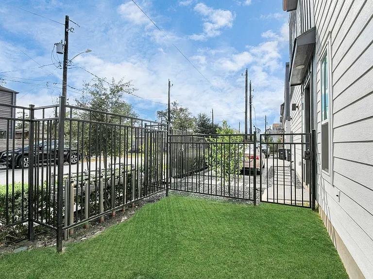829 N Emile St — Photo 46