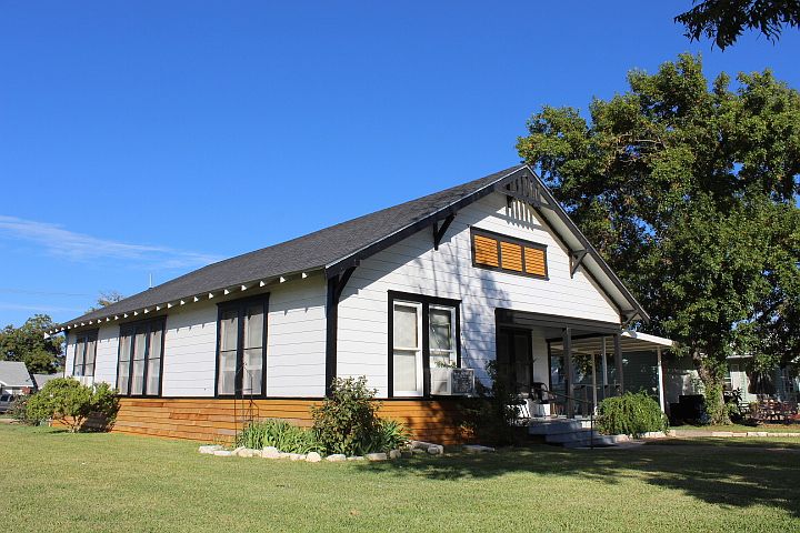 1st image of 304 E Davilla St