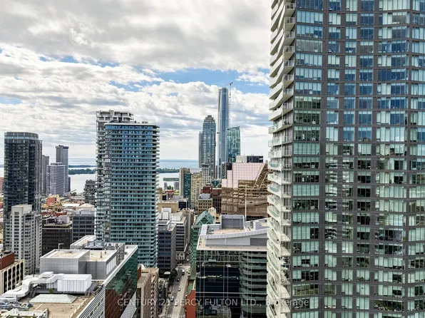 210 Victoria St #4106, Toronto, ON M5B 2R3