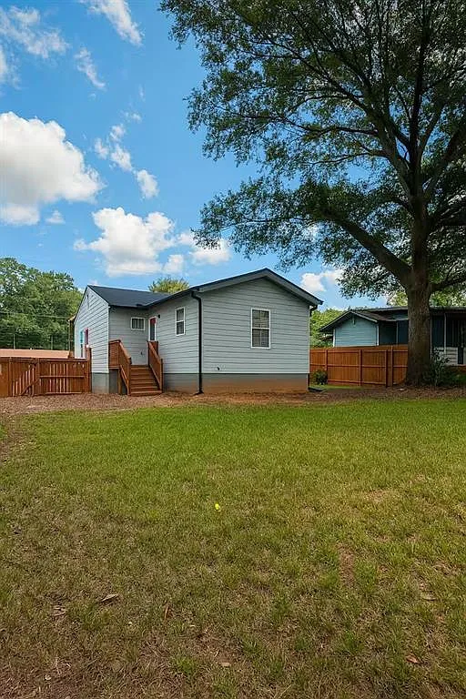 3 bed, 2.0 bath, 1024 sqft, $2,400 — Photo 2