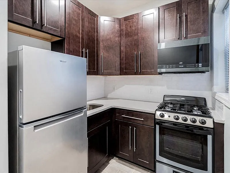 85 Van Reypen St. Apartments — Photo 1