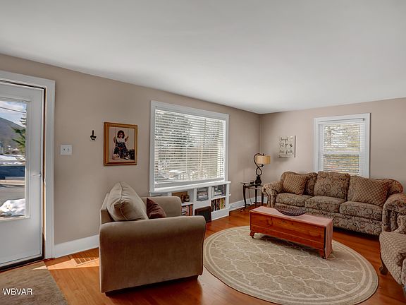 3rd image of 209 Summer St