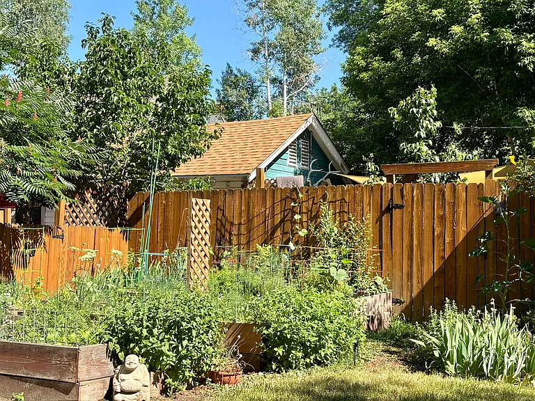 412 E Plum St — Photo 8