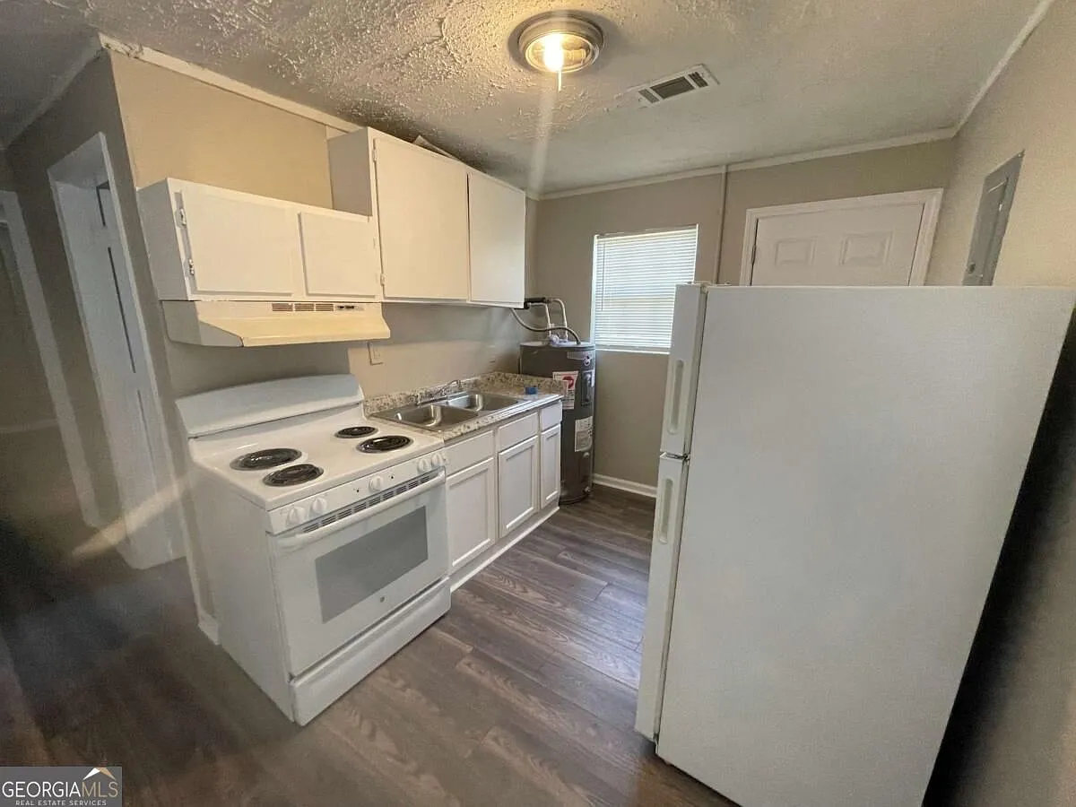1 bed, 1.0 bath, $725 — Photo 3
