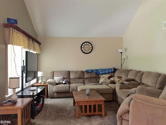 5th image of 16399 Clarkson Dr