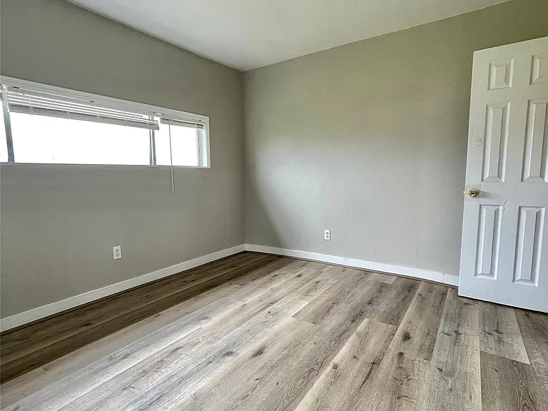 327 W 7th St — Photo 12