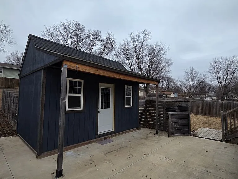 215 Knoll Dr — Photo 4