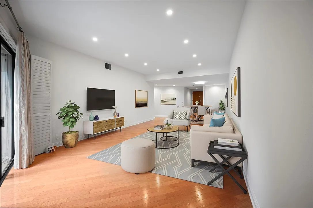 Building Photo - 750 S Bundy Dr #108