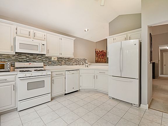 3rd image of 30W015 Plum Ct Unit B