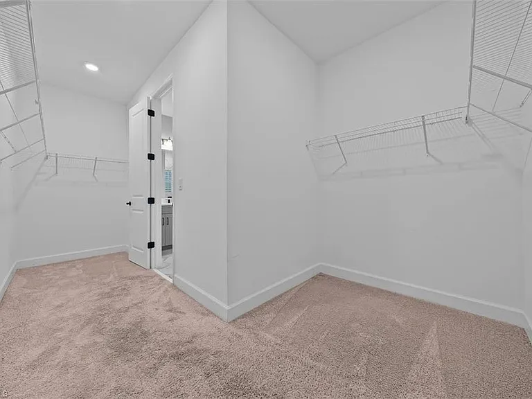 2038 Grove Dr — Photo 14