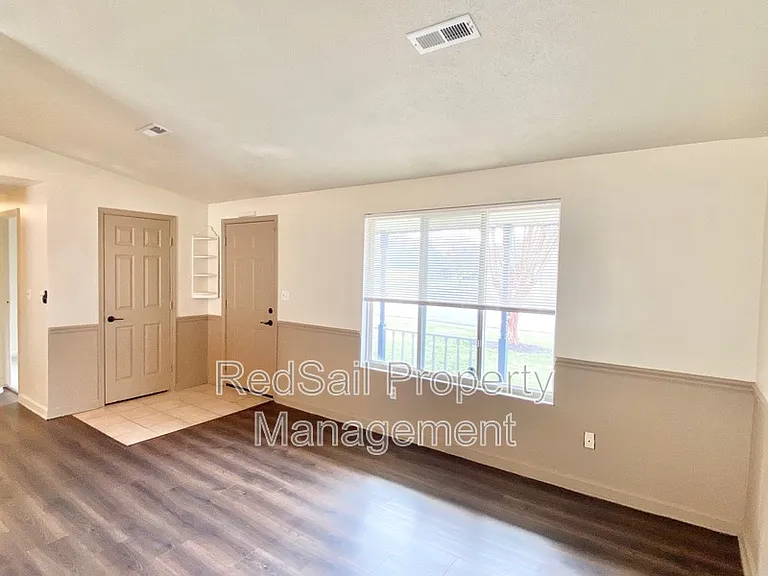 725 Chatsworth Dr — Photo 4