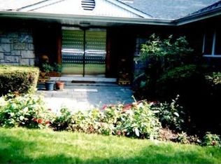 20 Barkers Point Rd, Port Washington, NY 11050