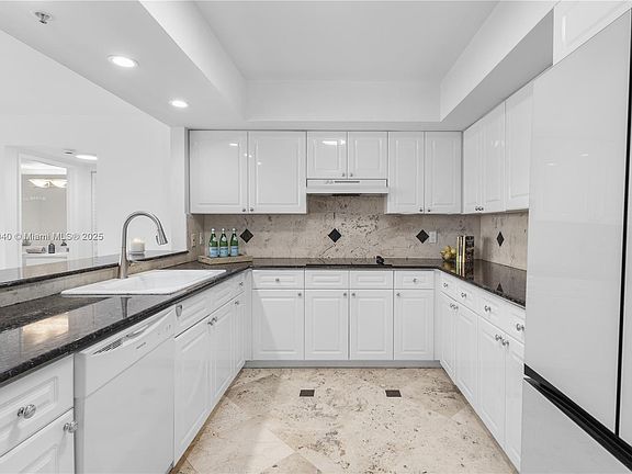 4th image of 1800 Sunset Harbour Dr #1012