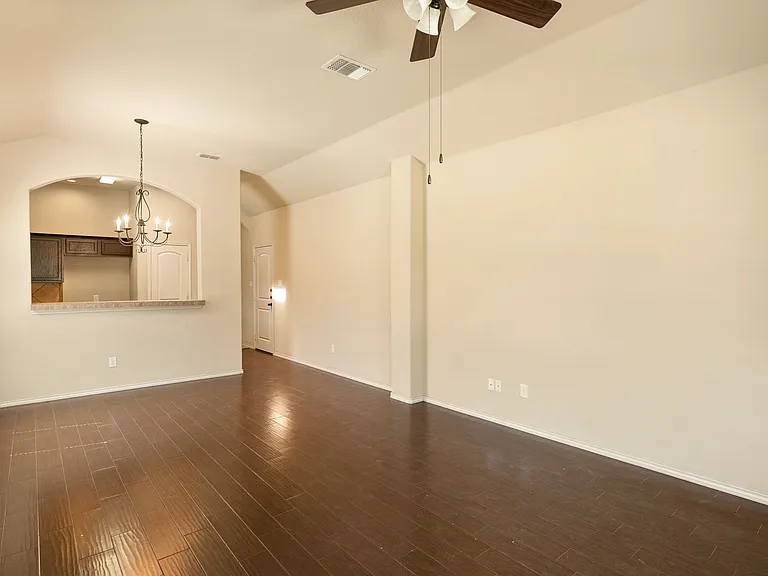 533 Creekside Cir — Photo 3