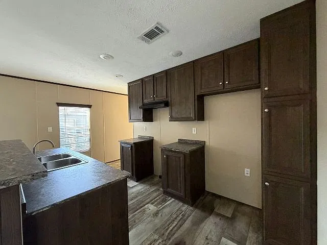 3 bed, 1056 sqft, $1,900 — Photo 4