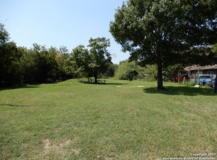 815 4th St, Floresville, TX 78114