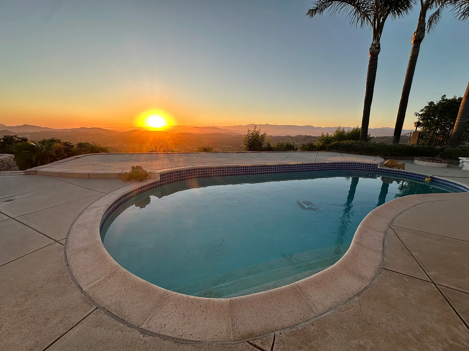 4 bed, 2.5 bath, 2500 sqft, $8,800 — Photo 2