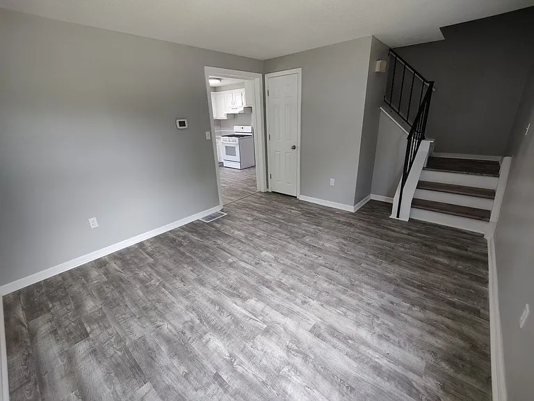 1468 Parkview Dr — Photo 2