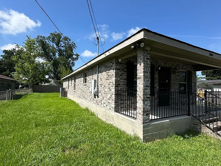 1406 Memory Ln — Photo 2