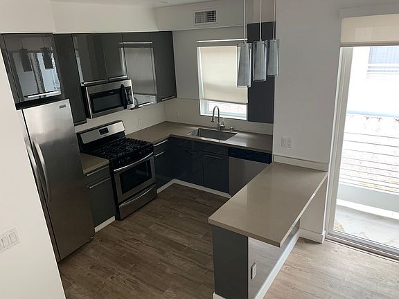 3rd image of 14822 Magnolia Blvd APT 102