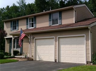 68 Meadowlark Dr, Penfield, NY 14526