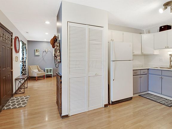 5th image of 3805 Farm Brook Ln