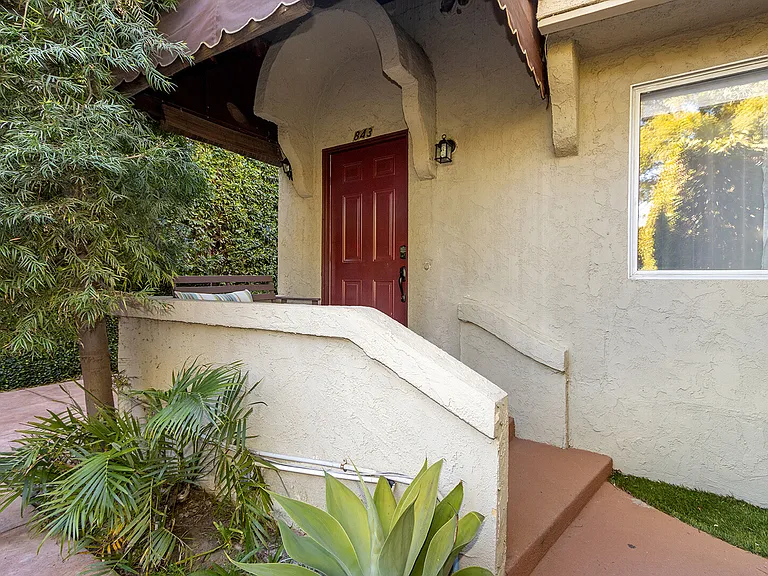 N Ogden Dr — Photo 3