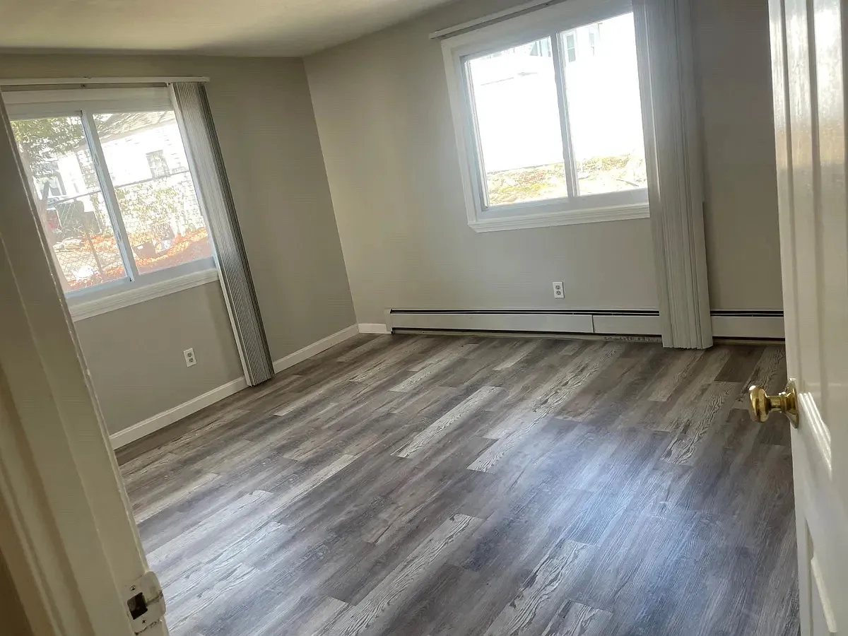 215 Mammoth Rd — Photo 4