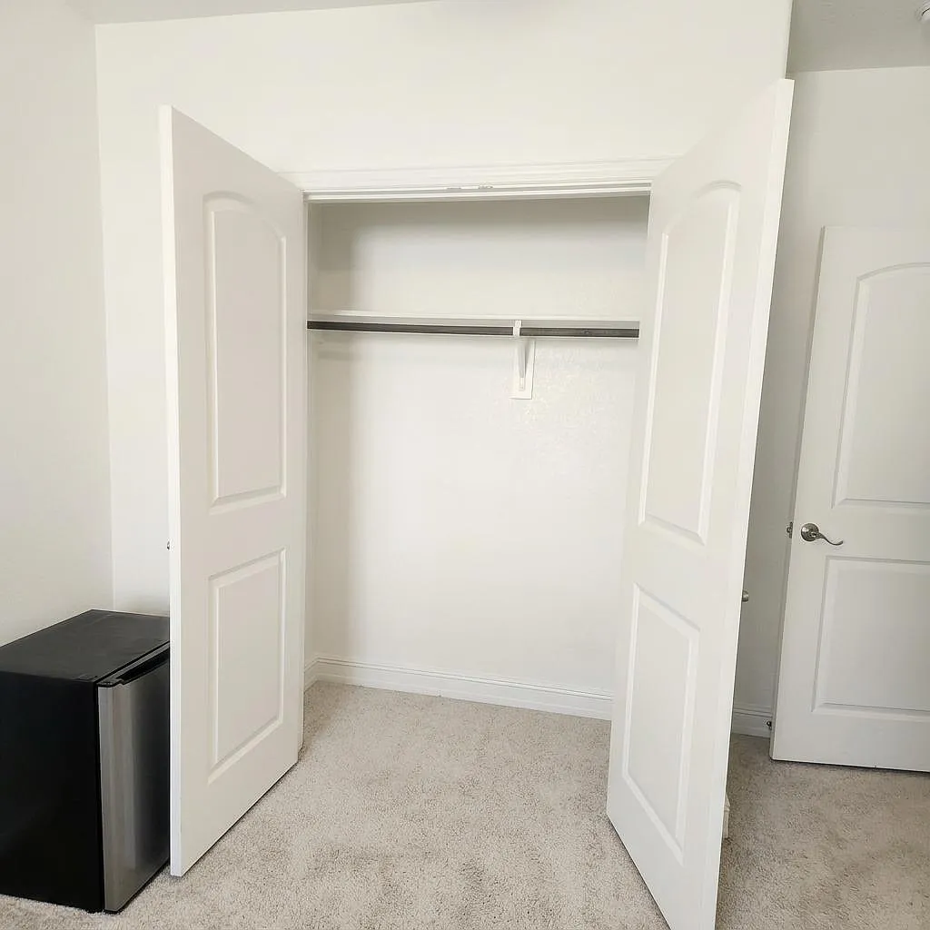 4 bed, 4.0 bath, 3000 sqft, $910 — Photo 2