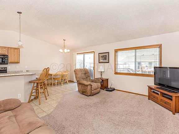 3rd image of 1018 42nd Ave W
