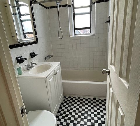 4th image of 59-16 Woodside Ave #1D
