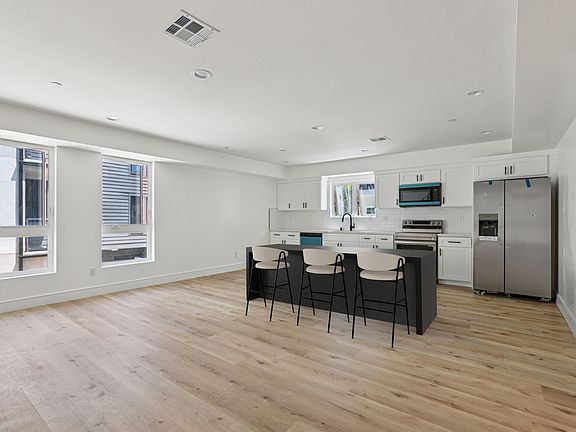 3rd image of 2113 Holly Dr