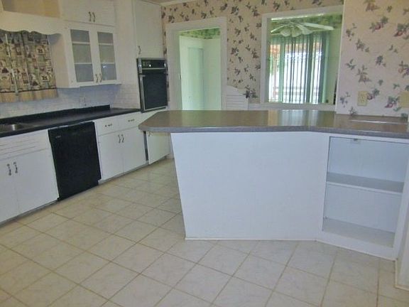 4th image of 1002 N Jefferson Ave